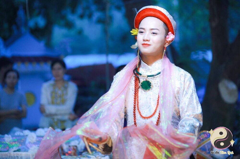 Lên đồng là một bước quan trọng trong quá trình hầu đồng